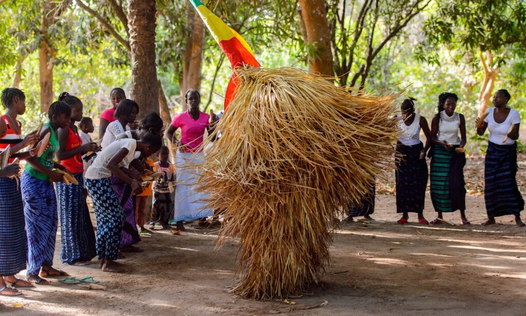 Pesona Tradisi Tarian Guling-guling di Malawi, Afrika